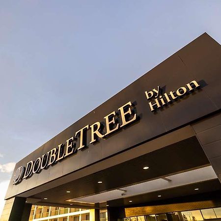 ホテル Doubletree By Hilton Calgary North エクステリア 写真