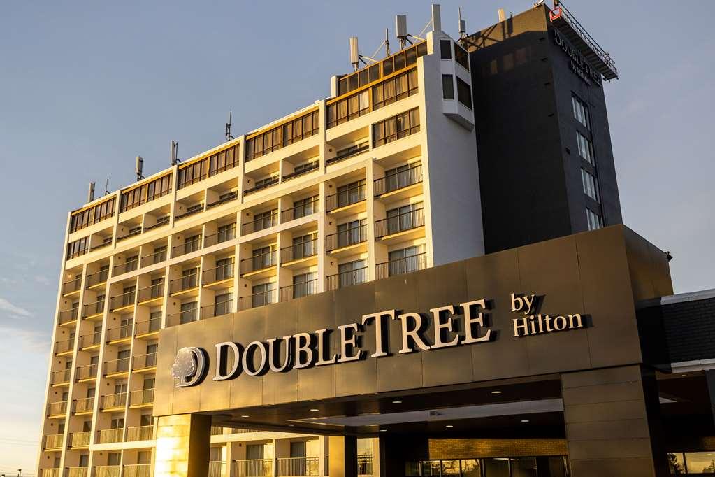 ホテル Doubletree By Hilton Calgary North エクステリア 写真