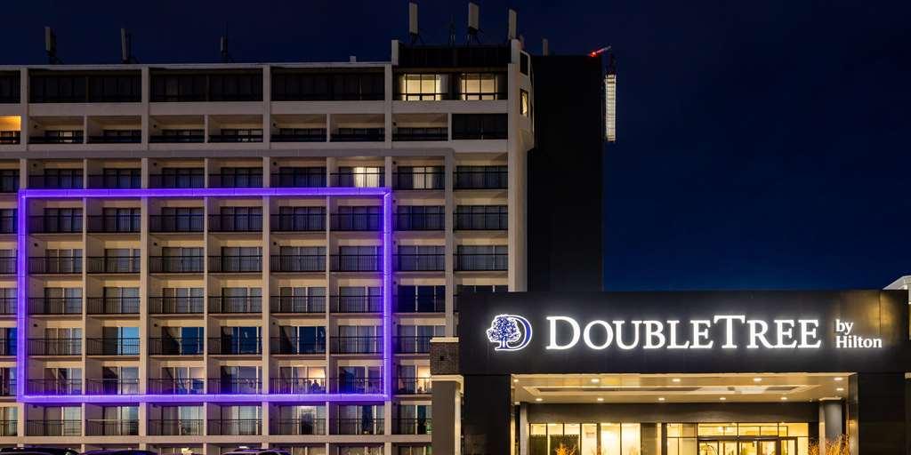 ホテル Doubletree By Hilton Calgary North エクステリア 写真