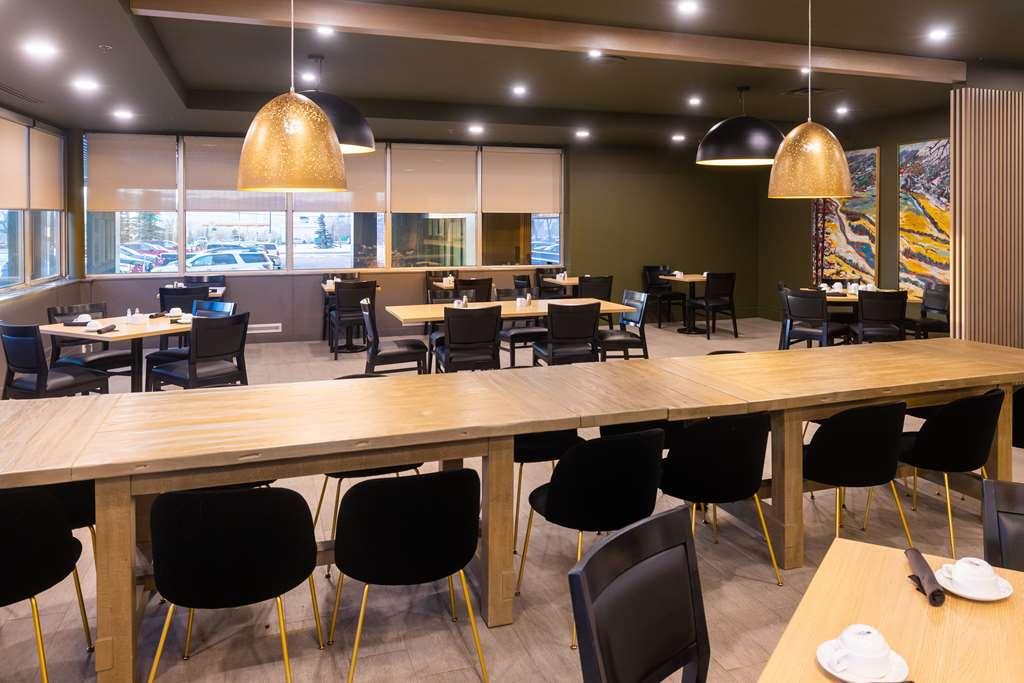 ホテル Doubletree By Hilton Calgary North レストラン 写真