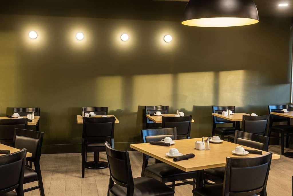 ホテル Doubletree By Hilton Calgary North レストラン 写真