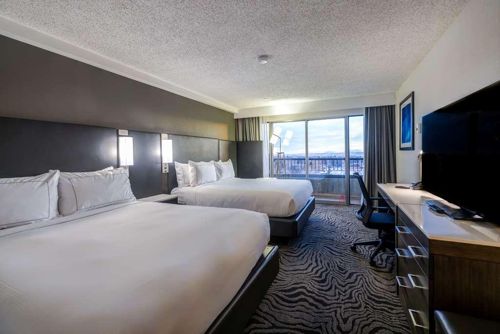 ホテル Doubletree By Hilton Calgary North 部屋 写真