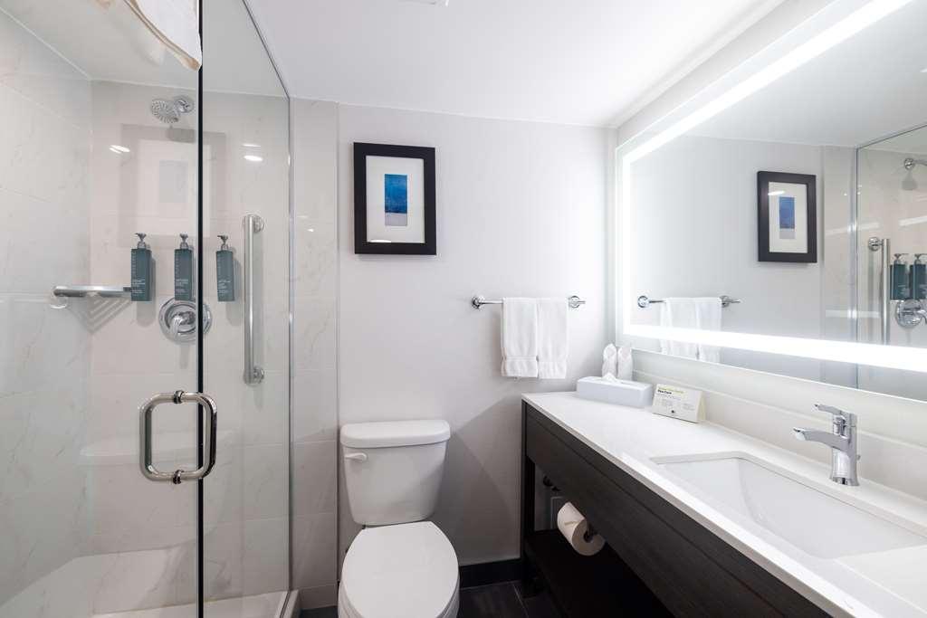 ホテル Doubletree By Hilton Calgary North エクステリア 写真
