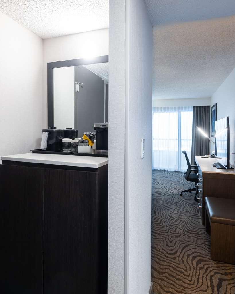 ホテル Doubletree By Hilton Calgary North 部屋 写真