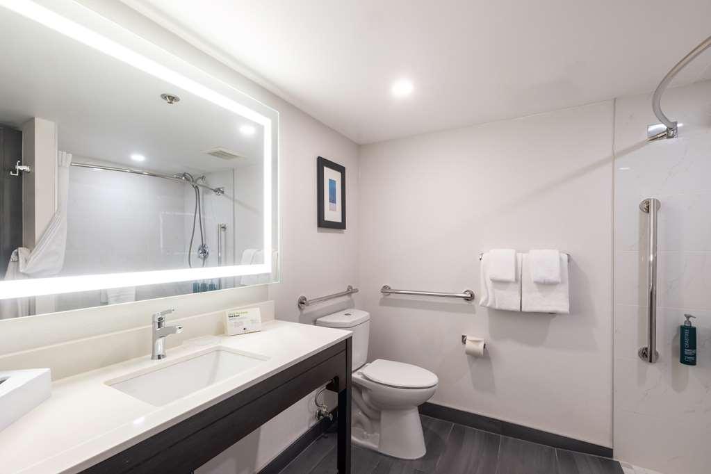 ホテル Doubletree By Hilton Calgary North エクステリア 写真