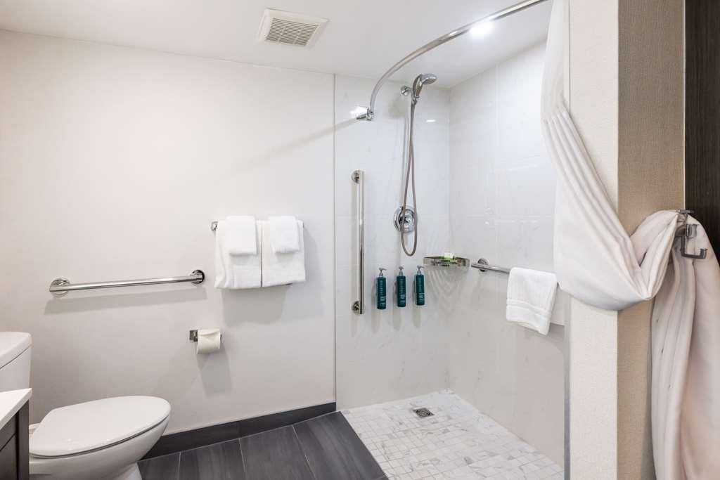 ホテル Doubletree By Hilton Calgary North エクステリア 写真