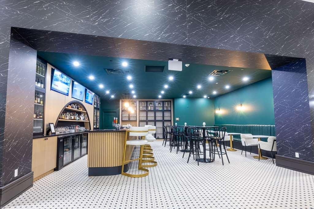 ホテル Doubletree By Hilton Calgary North レストラン 写真