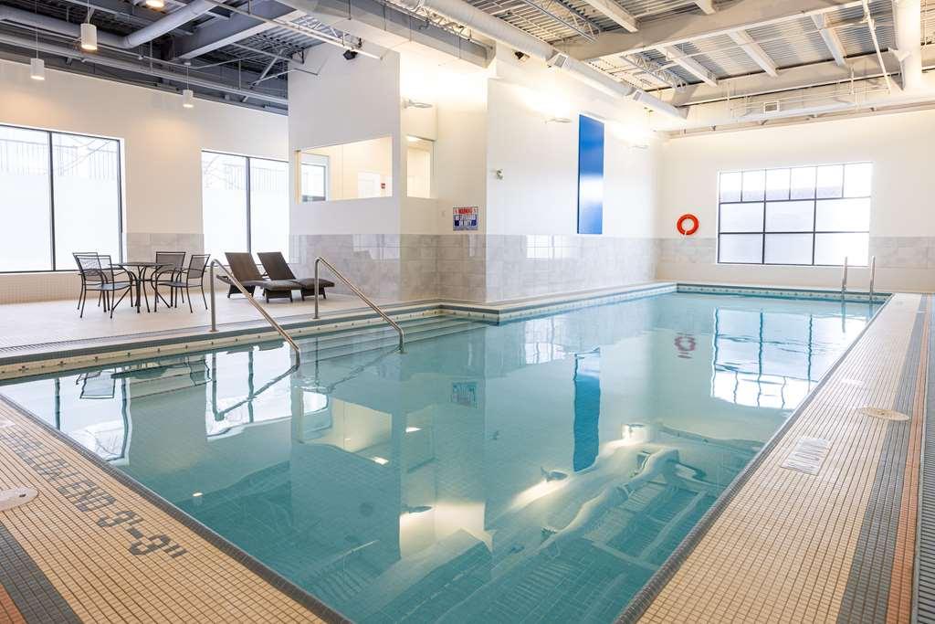 ホテル Doubletree By Hilton Calgary North 設備 写真